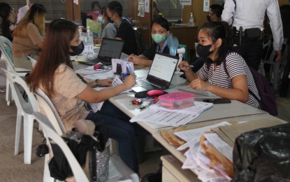 <p><strong>BENEFICIARIES.</strong> Department of Social Welfare and Development workers interview students obtaining educational assistance at the agency’s main office in Batasan Hills, Quezon City on Saturday (Aug. 27, 2022). The Department of the Interior and Local Government is assisting in the payout to avoid a repeat of the large crowd that flocked to the department last week. <em>(PNA photo by Rico H. Borja)</em></p>