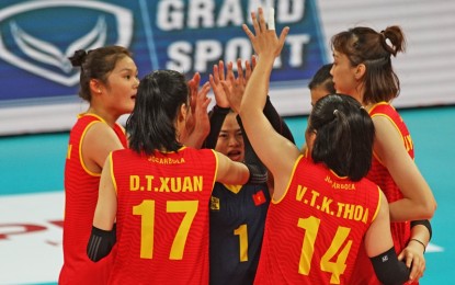 <p><strong>LET'S DO IT!</strong> Vietnam players huddle during their quarterfinal match against Chinese Taipei in the Asian Volleyball Confederation (AVC) Cup for Women at the Philsports Arena in Pasig Cty on Saturday (Aug. 27, 2022). Vietnam won, 3-2 (19-25, 25-17, 16-25, 25-18, 15-10), to book a seat in the semifinals. <em>(Photo courtesy of AVC)</em></p>