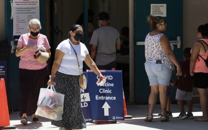 <p>People wearing face masks are seen at a Covid-19 vaccine clinic in Los Angeles, California, the United States on Aug. 5, 2022.<em> (Xinhua)</em></p>