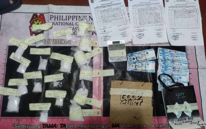 <p><strong>ANTI-DRUG CAMPAIGN.</strong> Authorities show to the media an estimated 800 grams of suspected shabu worth PHP5.4 million confiscated in a buy-bust operation in Barangay Kalawaan, Pasig on Saturday (Aug. 28, 2022). The police also arrested three high-value targets.<em> (Photo courtesy of NCRPO PIO)</em></p>