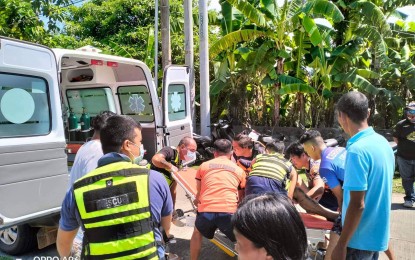 <p><strong>DROWNING INCIDENT.</strong> Responders provide assistance to excursionists after a drowning incident at the Kabilang-bilangan Reef in Cadiz City, Negros Occidental on Sunday (Aug. 28, 2022). Four of the 16 persons who visited the area drowned due to strong current, the police said. <em>(Photo courtesy of Cadiz City Coast Guard Sub-Station)</em></p>