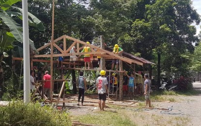 <p><strong>CARPENTRY TRAINEES</strong>. Twenty-five persons deprived of liberty (PDLs) construct a wooden building that would serve as a training center inside the premises of the Antique Rehabilitation Center (ARC) in this photo taken on Aug. 26, 2022. ARC Jail Warden Eduardo Ebon said Tuesday (Aug. 30, 2022) that the PDLs are training on carpentry with the Technical Education and Skills Development Authority’s provincial office.<em> (Photo courtesy of Antique Rehabilitation Center)</em></p>