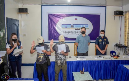 <p><strong>MAUTE SURRENDERS.</strong> Iligan City Mayor Frederick Siao (2nd from right) and Col. Dominador Estrada (right), city police chief, witness the surrender of Maute combatants on Wednesday (Aug. 31, 2022). The surrender came on the eve when Iligan City is about to launch its annual month-long celebration of 'Diyandi' Festival this September. <em>(Photo courtesy of Iligan CIO)</em></p>