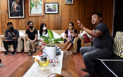 <p><strong>BOARD EXAMS</strong>. Negros Oriental Governor Pryde Henry Teves (right) meets with Criminology students at the Capitol on Aug. 25, 2022. The governor has thrown his support to the students who are petitioning the Professional Regulation Commission to hold its board exams in Dumaguete City on Dec. 3 and 5 this year. <em>(Photo courtesy of the Capitol Public Information Office)</em></p>