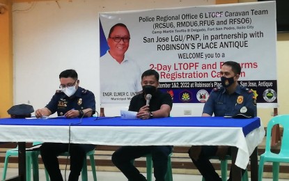 <p><strong>CARAVAN</strong>. Regional Civil Security Unit 6 Firearms and Explosive Section chief Lt. Richard Lumbres (left), joined by San Jose de Buenavista Vice Mayor Justin Encarnacion (center) and San Jose de Buenavista Municipal Police Station deputy chief Lt. Berlyn Visda, call on gun owners with expired licenses to take advantage of the License to Own and Possess Firearm caravan on Sept. 1-2 in a press conference on Tuesday (Aug. 30, 2022). Lumbres said there were 1,800 firearms with expired licenses in Antique. <em>(PNA photo by Annabel Consuelo J. Petinglay)</em></p>