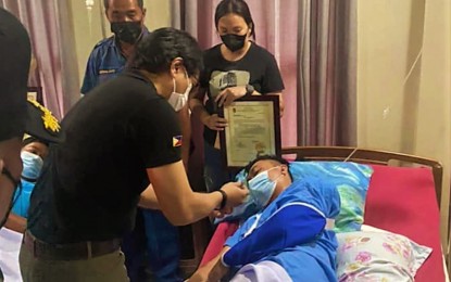 <p><strong>KAGITINGAN MEDAL</strong>. Interior and Local Government Secretary Benjamin Abalos Jr. confers the Medalya ng Kadakilaan at Medalya ng Sugatang Magiting on one of the three wounded police officers in the Tuesday ambush in Ampatuan, Maguindanao. Abalos, together with Philippine National Police chief Gen. Rodolfo Azurin Jr., visited the wounded cops Wednesday (Aug. 31, 2022) at a hospital in Esperanza town in Sultan Kudarat province. <em>(Photo courtesy of Drema Bravo/dxMS-Cotabato)</em></p>
