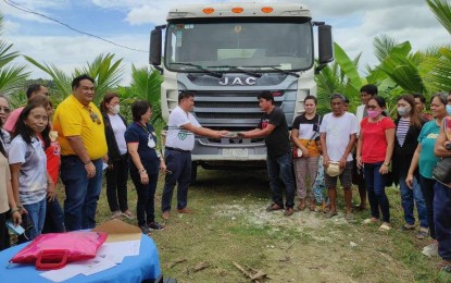<p><strong>DELIVERY SUPPORT.</strong> The Department of Agrarian Reform (DAR) provincial office of Cebu turns over a hauling truck to the members of Panugnawan Agrarian Reform Beneficiaries Association (PANARBA) in this undated photo. The PHP4.1-million truck grant will enhance the delivery of support services to the agrarian reform beneficiaries (ARBs). <em>(Photo courtesy of DAR)</em></p>