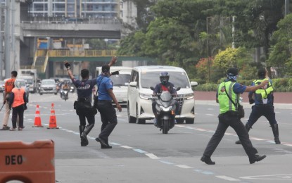 <p><strong>FACE-TO-FACE APPREHENSION.</strong> Metropolitan Manila Development Authority enforcers flag down violators along Roxas Boulevard in Parañaque City on Sept. 1, 2022. The agency deployed more personnel after the No Contact Apprehension Policy was temporarily stopped by the Supreme Court on August 30. <em>(PNA photo by Avito Dalan)</em></p>