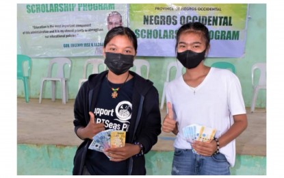 <p><strong>IP SCHOLARS</strong>. Two high school students from an Indigenous Peoples’ community in Negros Occidental show the educational assistance of PHP7,500 they each received from the provincial government during the distribution rites held in Don Salvador Benedicto town on Wednesday (Aug. 31, 2022). Through the Educational Assistance for Indigenous Peoples’ Basic Education Scholarship Program, the province supports IP children to finish basic education so they could proceed to college. <em>(Photo courtesy of PIO Negros Occidental)</em></p>