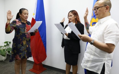 <p><strong>NEW NIB OFFICIALS</strong>. Press Secretary Trixie Cruz-Angeles leads the oath-taking of Raymond Robert Cruz Burgos and Lee Ann Littaua Pattugalan as News and Information Bureau director and assistant director, respectively on Wednesday (Aug. 31, 2022). NIB is one of the attached agencies of the Office of the Press Secretary.<em> (Photo from Press Secretary Trixie Cruz-Angeles Facebook page)</em></p>