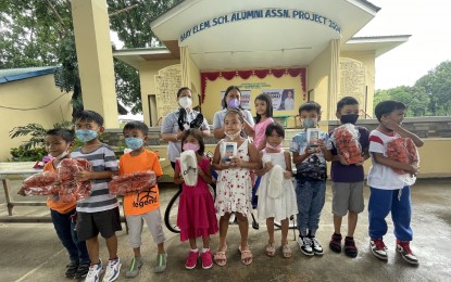 <p><strong>GIFT-GIVING.</strong> Some of the winners in the raffle draw that Filipino-American celebrity chef Vallerie Castillo-Archer sponsored on Friday (Sept. 2, 2022) at the Baay Elementary School in Batac City, Ilocos Norte province. The school children likewise received shoes, backpacks, and school supplies. <em>(PNA photo by Leilanie Adriano) </em></p>