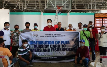<p><strong>FUEL DISCOUNT CARDS</strong>. Fisherfolk in Zambales showed the fuel discount cards they received during the distribution activity held in Iba town, Zambales province on Thursday (Sept. 1, 2022). This brought to 3,200 the fuel discount cards distributed in Zambales since the program was launched at the Subic fish port last March. <em>(Photo courtesy of BFAR Region 3) </em></p>