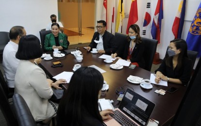 <p><strong>COLLABORATION.</strong> Press Secretary Trixie Cruz-Angeles (center) meets with Department of Foreign Affairs Office of Public and Cultural Diplomacy officials, led by Assistant Secretary Eduardo Meñez, and DFA spokesperson Ma. Teresita Daza, at the Office of the Press Secretary in Manila recently. Cruz-Angeles said partnerships with agencies aimed at making the government more efficient and effective is always welcome. <em>(OPS photo)</em></p>