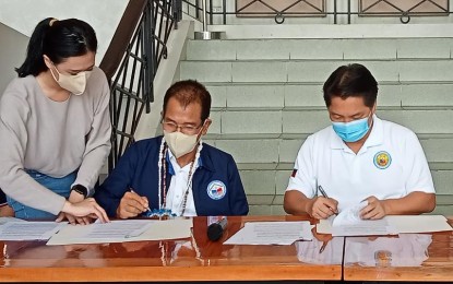 <p><strong>SHELTER PROGRAM</strong>. Housing Secretary Jose Rizalino Acuzar (2nd from left) and Bacolod City Mayor Alfredo Abelardo Benitez lead the signing of the memorandum of understanding for the development of 10,000 housing units for informal settler families (ISFs) in rites at the Bacolod Government Center on Saturday (Sep. 3, 2022). The shelter units will be built starting October as part of the Department of Human Settlements and Urban Development’s “Pambansang Pabahay Para Sa Pilipino: Zero ISF Program for 2028.” <em>(PNA photo by Nanette L. Guadalquiver)</em></p>