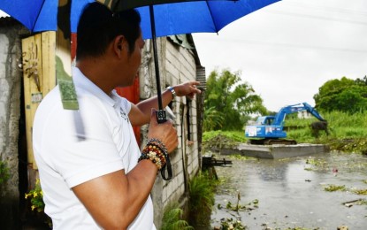 <p><strong>DREDGING PROJECT.</strong> Governor Daniel R. Fernando inspects the ongoing dredging project in Apulid Creek in Longos, City of Malolos, Bulacan on Sunday (Sept. 4, 2022). The project aims to mitigate flooding in the province, especially this rainy season.<em> (Photo courtesy of the provincial government of Bulacan)</em></p>