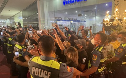 <p><strong>HUMAN BARRICADE</strong>. Cops serve as human barricades during a crowd-drawing event at the Robinsons mall in Ilocos Norte in this undated photo. The Ilocos Norte Police Provincial Office needs additional policemen to ensure public safety. <em>(File photo by Leilanie Adriano)</em></p>