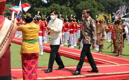 <p><strong>WELCOME HONOR.</strong> President Ferdinand “Bongbong” Marcos Jr., accompanied by Indonesian President Joko Widodo, acknowledges the arrival honors given to him before two leaders’ bilateral meeting at the Bogor Presidential Palace, West Java on Monday (Sept. 5, 2022). Press Secretary Trixie Cruz-Angeles said Marcos and other Philippine government officials had a very productive meeting with their counterparts. <em>(Photo from Bongbong Marcos FB page)</em></p>