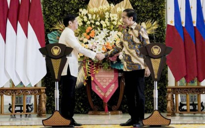 <p><strong>BILATERAL MEETING</strong>. Philippine President Ferdinand “Bongbong” Marcos Jr. and Indonesian President Joko Widodo shake hands during their bilateral meeting at the Bogor Presidential Palace in West Java, Indonesia on Monday (Sept. 5, 2022). Widodo invited Marcos to continue developing trade potential and connectivity on the Indonesia-Philippine border. <em>(Photo from Bongbong Marcos Facebook page)</em></p>