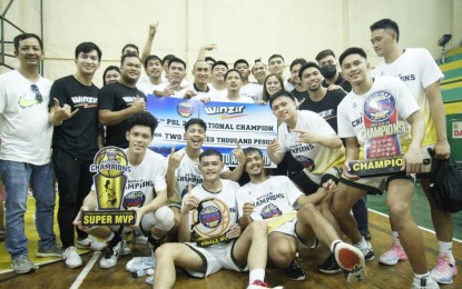 <p><strong>NEW PSL 21U KINGS</strong>. Pampanga Delta players bask in the limelight during a photo opportunity after ruling the PSL 21U Battle of Champions on Monday night (Sept. 5, 2022). Pampanga defeated Consolacion, 76-71. <em>(Photo courtesy of PSL)</em></p>