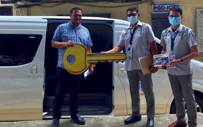 <p><strong>HEALTH MOBILE SERVICES.</strong> Dr. Rogelio Aturdido Jr. (center), chief of the South Cotabato Integrated Provincial Health Office (IPHO), accepts the commuter van from Governor Reynaldo Tamayo Jr. (left) on Monday (Sept. 5, 2022) for the use of the IPHO’s mobile health services in communities. With them is Infectious Diseases Program Coordinator John Arlo Codilla (right).<em> (Photo courtesy of IPHO South Cotabato)</em></p>