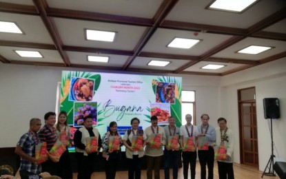 <p><strong>RECIPE BOOK</strong>. Antique Provincial Tourism Officer Juan Carlos Perlas and Governor Rhodora Cadiao (fourth and fifth from left) are joined by provincial board members during the recipe book launching on Tuesday (Sept. 6, 2022). The province is promoting its beautiful tourism destinations and heirloom recipes.<em> (PNA photo by Annabel Consuelo J. Petinglay)</em></p>