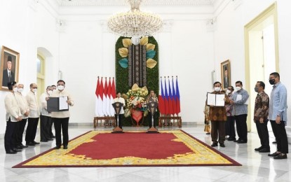 <p><strong>DEFENSE PACT.</strong> Department of National Defense (DND) officer-in-charge Jose Faustino Jr. (left) and Indonesian Defense Minister Prabowo Subianto (right) show copies of the signed agreement on cooperative activities in the field of defense and security between the Philippines and Indonesia at a ceremony in Jakarta on Monday (Sept. 5, 2022). The pact is one of the bilateral agreements signed during President Ferdinand Marcos Jr.'s state visit to Indonesia.<em> (Photo courtesy of DND)</em></p>