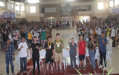 <p><strong>AID FOR SURFERS, BOATMEN.</strong> Presidential son William Vincent Marcos and Andrew Romualdez, the son of House Speaker Martin Romualdez, lead the distribution of financial assistance to 150 surfers and 150 boatmen in General Luna, Siargao Island in Surigao del Norte province on Sept. 3, 2022. A total of PHP900,000 cash aid was released through the Assistance to Individuals in Crisis Situation (AICS) program of the Department of Social Welfare and Development. <em>(Photo courtesy of Gen. Luna LGU)</em></p>