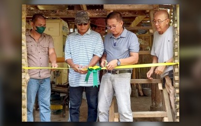 <p><strong>SUPPORT FACILITY</strong>. Members of the Magdalena, Vilvar, Baladjay Farmers Association and officials of the Department of Agrarian Reform (DAR) Antique Province lauded the turnover of the stationary rice mill in Barangay Magdalena, San Remigio on Wednesday (Sept. 7, 2022). The rice mill is among the support facilities provided to the association for their rice and corn production.<em> (Photo courtesy of DAR Antique)</em></p>