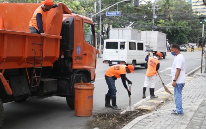 <p><strong>PUBLIC SERVICE.</strong> Department of Public Works and Highways workers remove trash from a gutter at the corner of Pablo Ocampo and Adriatico Streets in Malate, Manila on Sept. 7, 2022. The Senate instructed the Labor department to make sure all workers are getting the minimum wage. <em>(PNA photo by Jess M. Escaros Jr.)</em></p>