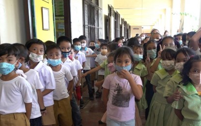 <p><strong>SUPPLEMENT FOR KIDS</strong>. School children in Tolosa town, Leyte province queue up to get bottles of vitamins. Over 200,000 elementary learners enrolled in all schools in Leyte province will be provided with PHP40 million worth of vitamins this academic year, the Department of Education announced Wednesday (Sept. 7, 2022). <em>(Photo courtesy of Leyte provincial government)</em></p>