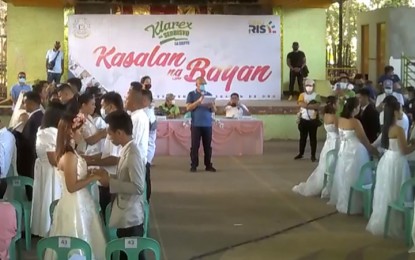 <p><strong>SITIO SERVICES.</strong> Cagayan de Oro City Mayor Rolando Uy (center) officiates at a mass wedding ceremony in one of the barangays in the city in December last year. Uy on Thursday (Jan. 4, 2024) pledged to further visit and provide services to the sitios within barangays in 2024 to meet comprehensive coverage. <em>(PNA file photo by Nef Luczon)</em></p>