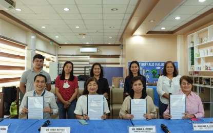 <p><strong>PARTNERS</strong>. Officials of the Department of Agriculture-Philippine Carabao Center and the Department of Agrarian Reform sign a memorandum of understanding on the Enhanced Partnership Against Hunger and Poverty (EPAHP) program at the DA-PCC Milka Krem, Science City of Muñoz, Nueva Ecija on Wednesday (Sept. 7, 2022). The MOU specified that both agencies will provide the participating agrarian reform beneficiaries organizations or community-based organizations with support services for improved farm productivity. <em>(Photo courtesy of the DA-PCC)</em></p>