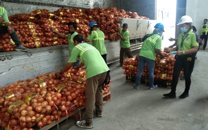 <p><strong>SMUGGLED ONIONS.</strong> The Bureau of Plant Industry in the Caraga Region starts the destruction Thursday (Sept. 8, 2022) of some 12,000 kilos of smuggled white onions seized at the port of Surigao City. The contraband was seized Monday (Sept. 5, 2002) while loaded inside a 10-wheeler truck bound for Tacloban City <em>(Photo grabbed from Philippine Ports Authority - Port Management Office Surigao Facebook Page)</em></p>