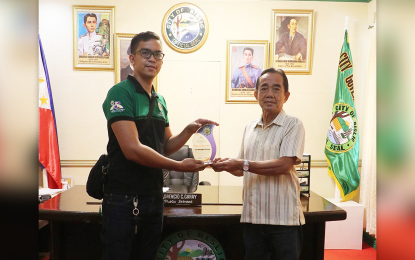 <p><strong>HIGH REVENUE.</strong> Bislig City Mayor Florencio Garay (right) receives the plaque of recognition from the Bureau of Internal Revenue on Wednesday (Sept. 7, 2022) for the local government's high revenue collection during the first semester of this year. The city government is cited for its PHP18.6 million revenues generated during the period. <em>(Photo courtesy of Bislig CIO)</em></p>