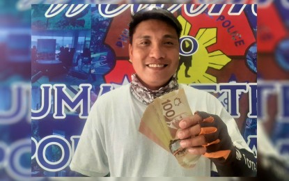 <p><strong>HONESTY</strong>. Junrey E. Cadeliña, a church pastor and tricycle driver at the same time, has been commended for his honesty in returning 7,435 Canadian dollars to a local currency trader in Dumaguete City. The police has commended his honesty, saying the generous act came at the height of the National Crime Prevention Week celebration in early September. <em>(Photo courtesy of Lupad Dumaguete Facebook) </em></p>