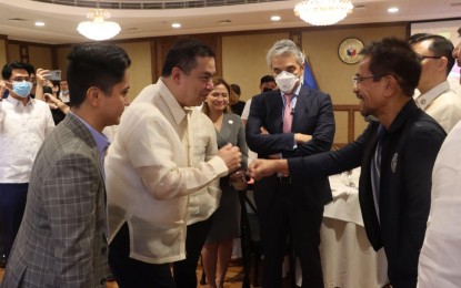 <p><strong>KEY MEETING.</strong> Ilocos Norte 1st District Rep. Sandro Marcos, Speaker Martin Romualdez, Navotas Rep. Toby Tiangco, and Housing Secretary Jose Rizalino Acuzar (from left) exchange pleasantries at the House of Representatives on Thursday (Sept. 8, 2022). Acuzar defended the agency’s 2023 budget of PHP4.029 billion. <em>(Photo courtesy of HRep Facebook)</em></p>
