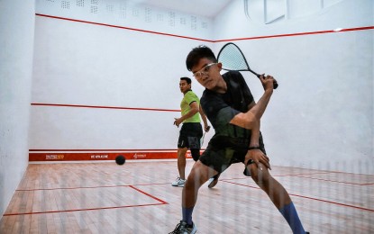 <p><strong>AWESOME FORM.</strong> A file photo of Christopher Buraga preparing to make a shot during the 2019 SEA Games in Manila. Buraga beat Malaysian Ladon Leong Zhang Yue, 11-3, 11-5, 11-3, in the second round of the 6th CMS Borneo Junior Open at the Squash Rackets Association of Sarawak courts in Kuching, Malaysia on Sept. 8, 2022. <em>(Contributed photo)</em></p>