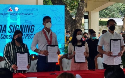 <p><strong>MOA SIGNING</strong>. Ilocos Norte Gov. Matthew Joseph Manotoc and Quezon City Mayor Joy Belmonte sign a memorandum of agreement (MOA) on the Producers to Consumers program at the Quezon City Hall Friday (Sept. 9, 2022). Witnessing the MOA signing were members of the Quezon City Council. <em>(Contributed)</em></p>