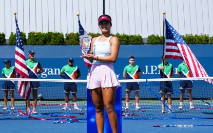 <p><strong>HISTORIC WIN:</strong> Alexandra Eala lifts the US Open girls' singles trophy after beating Kucie Havlickova of Czech Republic, 6-2, 6-4, at the USTA Billie Jean King National Tennis Center in New York on Sept. 11, 2022. She became the first Filipino to win a junior Grand Slam singles title. <em>(Photo courtesy of the US Open)</em></p>