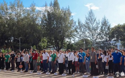 <p><strong>SERVANT HEROES.</strong> Employees of the government recite their "Panunumpa ng Lingkod Bayan" during their Monday (Sept. 12, 2022) flag-raising ceremony. Civil Service Commission Antique Field Office Director Andre L. Ladigohon, in a virtual interview, urged government employees to be servant heroes by continuing their performance of public service despite the crises. <em>(Photo courtesy of Antique PIO) </em></p>