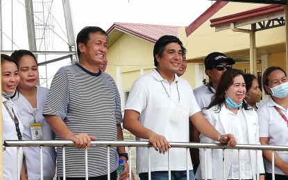 <p><strong>FACILITIES</strong>. Pangasinan First District Rep. Arthur Celeste (third from left) and Governor Ramon Guico III pose with officials of Dasol town community hospital during their visit and inspection last Friday (Sept. 9, 2022). The two officials went around the Western Pangasinan to check the status of the province's facilities. <em>(Photo by Hilda Austria)</em></p>