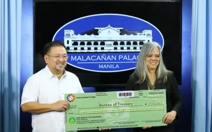 <p><strong>PHILHEALTH FUNDING</strong>. Philippine Charity Sweepstakes Office (PCSO) general manager Mel Robles turns over a check amounting to PHP2.5 billion to Philippine Health Insurance Corporation (PhilHealth) spokesperson Dr. Shirley “Gigi” Bajamonde during the Palace media briefing on Monday (Sept. 12, 2022). The money will be remitted to the Bureau of Treasury as additional funding for the government’s Universal Health Care (UHC) program. <em>(Photo courtesy of OPS)</em></p>