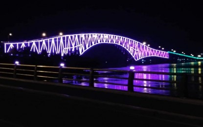 <p><strong>LIGHT SHOW</strong>. The 2.16-kilometer San Juanico Bridge that links the islands of Samar and Leyte glowed in purple in this September 11, 2022 photo. The official switch-on of the San Juanico Bridge Aesthetic Lighting and Sound project is set on October 19 with President Ferdinand Marcos, Jr. expected to lead the event.<em> (Photo courtesy Governor Ann Tan)</em></p>