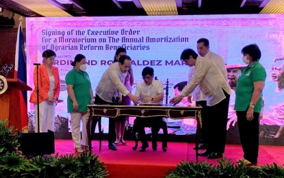 <p><strong>MORATORIUM.</strong> President Ferdinand Marcos Jr. signs an Executive Order imposing a year-long moratorium on the annual amortization and interest payments of agrarian reform beneficiaries on Tuesday (Sept. 13, 2022). Marcos earlier said a moratorium would give the farmers the ability to channel their resources in developing their farms. <em>(Photo courtesy of DAR)</em></p>