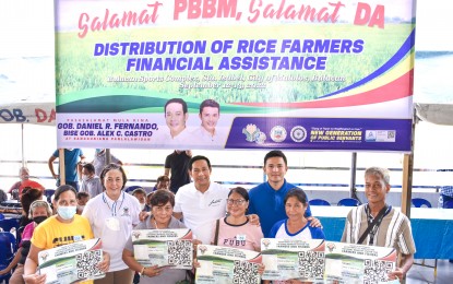 <div><strong>AID FOR RICE FARMERS</strong>. Gov. Daniel R. Fernando (second from left) and Vice Governor Alexis C. Castro (second from right) lead the distribution of Rice Competitiveness Enhancement Fund–Rice Farmers Financial Assistance (RCEF-RFFA) from the Department of Agriculture to 1,803 eligible rice farmer-beneficiaries in the City of Malolos, Bulacan on Monday, (Sept. 12, 2022). Also in the photo is Provincial Agriculturist Ma. Gloria SF. Carrillo. <em>(Photo courtesy of Bulacan Provincial Public Affairs Office) </em></div>