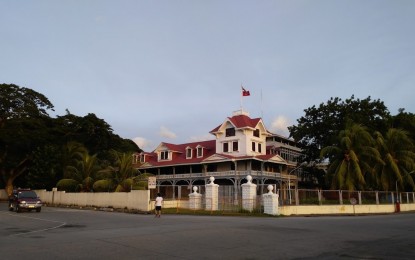 <p><strong>HISTORICAL UNIVERSITY</strong>. The iconic oldest building of the Silliman University in Dumaguete City is a historical structure that attracts local and foreign tourists alike. The Department of Labor and Employment in Negros Oriental is currently inspecting private academic institutions such as Silliman to ensure the implementation of the minimum daily wage.<em> (File photo by Judy Flores Partlow)</em></p>