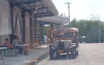 <p><strong>DRIVE-THRU VAX</strong>. A jeepney driver inquires about the ongoing drive-through vaccination against Covid-19 in Dagupan City on Tuesday (Sept. 13, 2022). There are over 700 initial recipients of the program, which is in support of the Department of Health's PinasLakas campaign. <em>(Photo by Hilda Austria)</em></p>