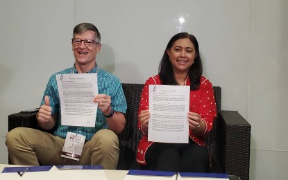 <p><strong>COFFEE PROMOTION.</strong> Terrence Ryan chief of party of the Philippine Coffee Advancement and Farm Enterprise (PhilCAFE) (left) and Tanya Rabat Tan the regional director of the Department of Tourism in Davao Region (DOT-11) show the signed memorandum of understanding in a press briefing at the SMX Convention Center in Davao City on Tuesday (Sept. 13, 2022) on the institutional partnership and collaboration in the implementation of their projects relative to the development of the Davao coffee industry and farm tourism promotion. The partnership is also for the promotion of the Philippine Coffee Expo on Sept 14-15 in Davao City. <em>(PNA photo by Che Palicte)</em></p>