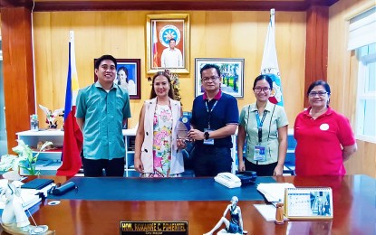 <p><strong>HIGH REVENUE COLLECTION.</strong> Tandag City Mayor Roxanne Pimentel (2nd from left) receives a plaque of appreciation from the Bureau of Internal Revenue (BIR) on Tuesday (Sept. 14, 2022) in recognition of the city’s high withholding tax remittances for the first semester of 2022 amounting to PHP13 million. BIR also cited the PHP115 million withholding tax collections of the provincial government of Surigao del Sur and the PHP3.3 million collection of the town of Tagbina.<em> (Photo courtesy of Tandag CIO)</em></p>