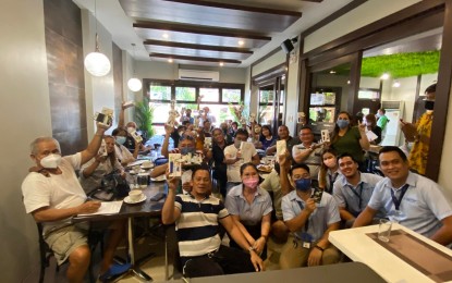 <p><strong>BARANGAY HOTLINE.</strong> Barangay chairpersons in Dumaguete City receive cellphones from the Metro Dumaguete Water on Monday (Sept. 12, 2022) for their individual hotline numbers. The barangay hotline project is for reporting water leakages, emergencies, crimes, and other concerns. <em>(Photo courtesy of MDW)</em></p>